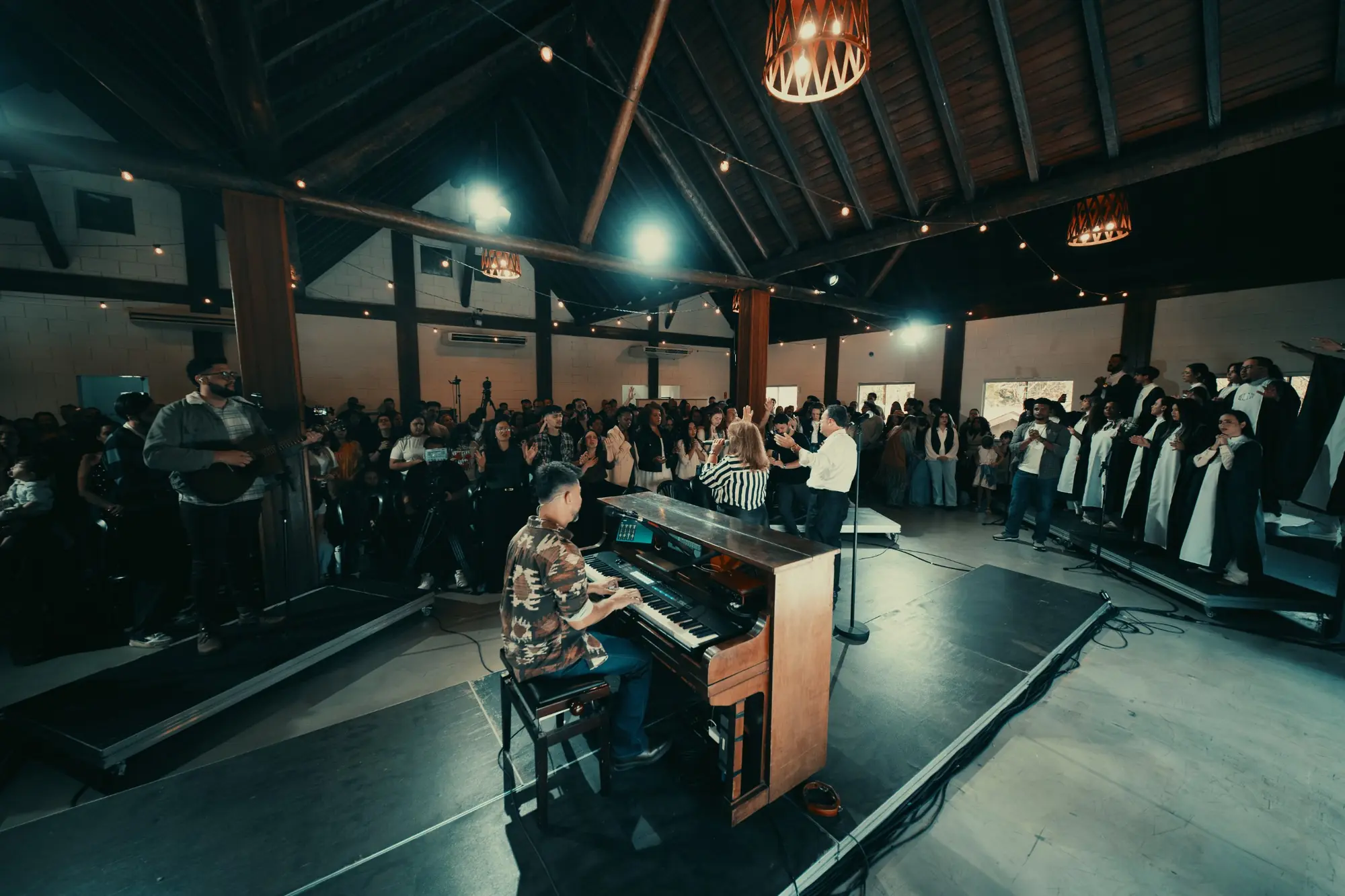 Pianista e coro durante a gravação